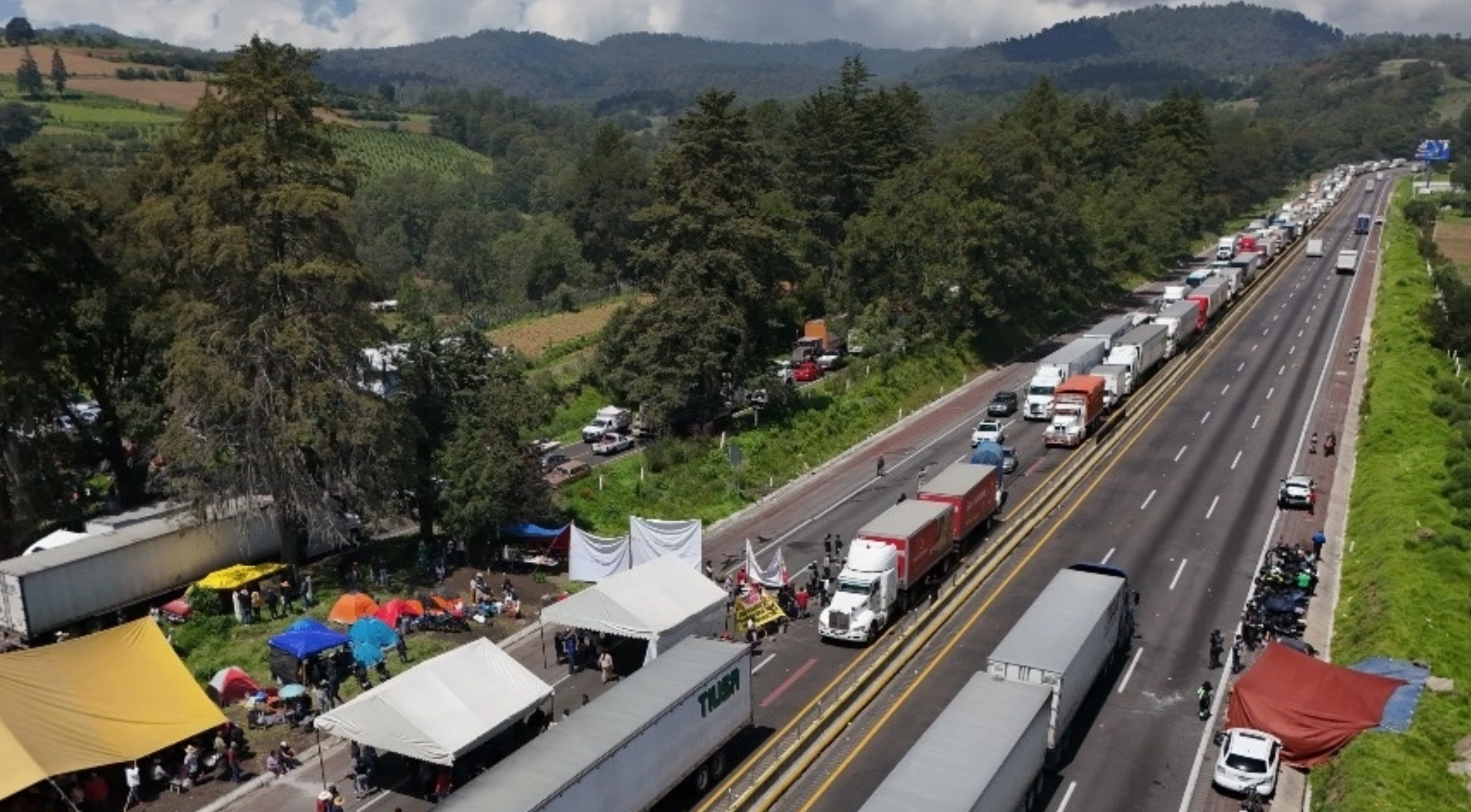 Miles de afectados por protestas en la México- Puebla